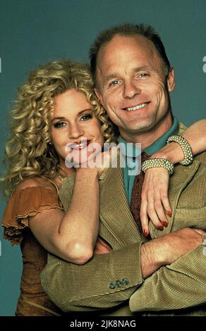 Melanie Griffith & Ed Harris film: Milk Money (1994) personnages: V & Tom Wheeler Directeur: Richard Benjamin 31 août 1994 **AVERTISSEMENT** cette photographie est destinée à un usage éditorial exclusif et est le droit d'auteur de PARAMOUNT et/ou du photographe attribué par la Société de film ou de production et ne peut être reproduite que par des publications en conjonction avec la promotion du film ci-dessus. Un crédit obligatoire pour PARAMOUNT est requis. Le photographe doit également être crédité lorsqu'il est connu. Aucune utilisation commerciale ne peut être accordée sans l'autorisation écrite de la Société du film. Banque D'Images