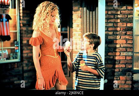 Melanie Griffith & Michael Patrick carter film: Milk Money (1994) personnages: V & Frank Wheeler Directeur: Richard Benjamin 31 août 1994 **AVERTISSEMENT** cette photographie est destinée à un usage éditorial exclusif et est le droit d'auteur de PARAMOUNT et/ou du photographe attribué par la Société de film ou de production et ne peut être reproduite que par des publications en conjonction avec la promotion du film ci-dessus. Un crédit obligatoire pour PARAMOUNT est requis. Le photographe doit également être crédité lorsqu'il est connu. Aucune utilisation commerciale ne peut être accordée sans l'autorisation écrite de la Société du film. Banque D'Images