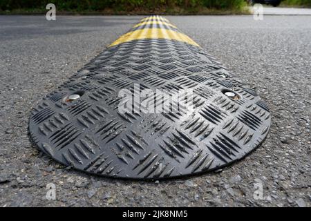 gros plan d'une bosse de vitesse noire et jaune sur la route asphaltée Banque D'Images