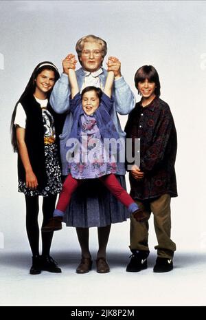 Lisa Jacub, Robin Williams, Mara Wilson, Matthew Lawrence film: Mme Doubtfire (USA 1993) personnages: ,Daniel Hillard,Natalie 'Nattie' Hillard,Christopher 'Chris' Hillard Directeur: Chris Columbus 24 novembre 1993 **AVERTISSEMENT** cette photographie est à usage éditorial exclusif et est le droit d'auteur de 20th CENTURY FOX et/ou le photographe assigné par la Société de film ou de production et ne peut être reproduite que par des publications dans le cadre de la promotion du film ci-dessus. Un crédit obligatoire à 20th CENTURY FOX est requis. Le photographe doit également être crédité lorsqu'il est connu. Aucune utilisation commerciale ne peut Banque D'Images