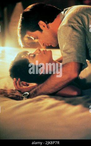 Anne Parillad & Anthony Lapaglia film : Innocent Blood (1992) personnages : Marie & Joe Gennaro Directeur : John Landis 25 septembre 1992 **AVERTISSEMENT** cette photographie est à usage éditorial exclusif et est le copyright de WARNER BROS et/ou le photographe assigné par la Société de film ou de production et ne peut être reproduite que par des publications dans le cadre de la promotion du film ci-dessus. Un crédit obligatoire pour WARNER BROS est requis. Le photographe doit également être crédité lorsqu'il est connu. Aucune utilisation commerciale ne peut être accordée sans l'autorisation écrite de la Société du film. Banque D'Images