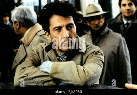 Dustin Hoffman film Accidental Hero (USA 1992) personnages : Bernard 'Bernie' Laplante réalisateur : Stephen Frears 02 octobre 1992 **AVERTISSEMENT** cette photographie est à usage éditorial seulement et est la propriété de COLUMBIA et/ou du photographe désigné par The film or production Company et ne peut être reproduite que par des publications dans le cadre de la promotion du film ci-dessus. Un crédit obligatoire à COLUMBIA est requis. Le photographe doit également être crédité lorsqu'il est connu. Aucune utilisation commerciale ne peut être accordée sans autorisation écrite de The film Company. Banque D'Images