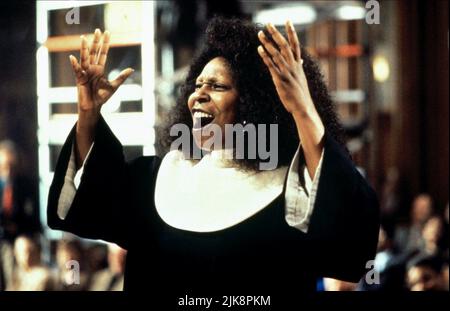 Whoopi Goldberg film: Sister Act (USA 1992) personnages: Deloris Van Cartier Directeur: Emile Ardolino 29 mai 1992 **AVERTISSEMENT** cette photographie est destinée à un usage éditorial exclusif et est le copyright de TOUCHSTONE et/ou le photographe assigné par la Société de film ou de production et ne peut être reproduite que par des publications dans le cadre de la promotion du film ci-dessus. Un crédit obligatoire pour TOUCHSTONE est requis. Le photographe doit également être crédité lorsqu'il est connu. Aucune utilisation commerciale ne peut être accordée sans l'autorisation écrite de la Société du film. Banque D'Images