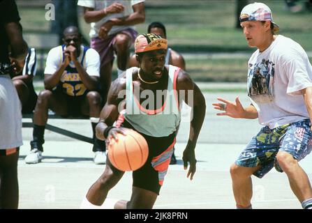 Wesley Snipes, Woody Harrelson film: White Men can't Jump (1992) personnages: Sidney Deane,Billy Hoyle Directeur: Ron Shelton 27 mars 1992 **AVERTISSEMENT** cette photographie est à usage éditorial exclusif et est le droit d'auteur de 20 CENTURY FOX et/ou le photographe assigné par la Société de film ou de production et ne peut être reproduite que par des publications en conjonction avec la promotion du film ci-dessus. Un crédit obligatoire à 20 CENTURY FOX est requis. Le photographe doit également être crédité lorsqu'il est connu. Aucune utilisation commerciale ne peut être accordée sans l'autorisation écrite de la Société du film. Banque D'Images