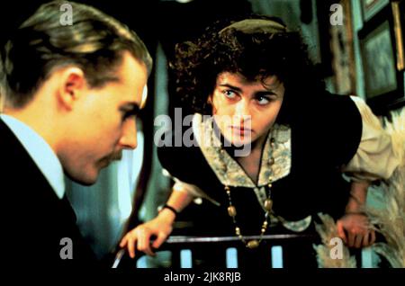 Samuel West & Helena Bonham carter film: Howards End (UK/USA/JP 1992) personnages: ,Helen Schlegel / Literaturverfilmung (basé sur le livre de E.M. Forster) Directeur : James Ivory 27 février 1992 **AVERTISSEMENT** cette photographie est destinée à un usage éditorial exclusif et est le copyright du FILM QUATRE INTERNATIONAL et/ou le photographe assigné par la Société de film ou de production et ne peut être reproduite que par des publications en conjonction avec la promotion du film ci-dessus. Un crédit obligatoire pour FILMER QUATRE INTERNATIONAUX est requis. Le photographe doit également être crédité lorsqu'il est connu. Aucune utilisation commerciale ne peut l'être Banque D'Images