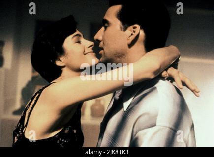 Sean Young & Nicolas cage film Fire Birds ; Wings of the Apache (USA 1990) personnages : Billie Lee Guthrie & Jake Preston réalisateur : David Green 25 mai 1990 **AVERTISSEMENT** cette photographie est à usage éditorial seulement et est la propriété de TOUCHSTONE et/ou du photographe assigné par la société de production et ne peut être reproduite que par des publications en liaison avec la promotion du film ci-dessus. Un crédit obligatoire pour TOUCHSTONE est requis. Le photographe doit également être crédité lorsqu'il est connu. Aucune utilisation commerciale ne peut être accordée sans autorisation écrite de The film Company. Banque D'Images