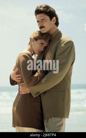 Julia Roberts & Patrick Bergin film: Sleeping with the Enemy (1991) personnages: Laura Burney & Martin Burney Directeur: Joseph Ruben 08 février 1991 **AVERTISSEMENT** cette photographie est à usage éditorial exclusif et est le droit d'auteur de 20 CENTURY FOX et/ou le photographe assigné par la Société du film ou de la production et ne peut être reproduite que par des publications dans le cadre de la promotion du film ci-dessus. Un crédit obligatoire à 20 CENTURY FOX est requis. Le photographe doit également être crédité lorsqu'il est connu. Aucune utilisation commerciale ne peut être accordée sans l'autorisation écrite de la Société du film. Banque D'Images