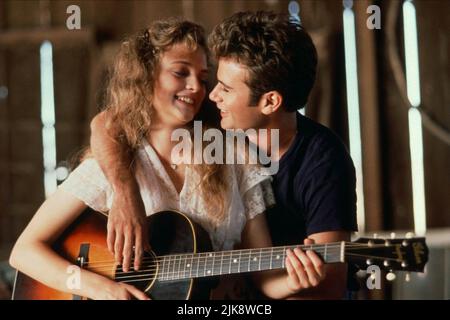 Heather Graham & Jamie Walters film: Shout (1991) personnages: Sara Benedict & Jesse Tucker (comme James Walters) Directeur: Jeffrey Hornaday 04 octobre 1991 **AVERTISSEMENT** cette photographie est destinée à un usage éditorial exclusif et est le droit d'auteur d'UNIVERSAL et/ou du photographe assigné par la Société de film ou de production et ne peut être reproduite que par des publications en conjonction avec la promotion du film ci-dessus. Un crédit obligatoire pour UNIVERSEL est requis. Le photographe doit également être crédité lorsqu'il est connu. Aucune utilisation commerciale ne peut être accordée sans l'autorisation écrite de la Société du film. Banque D'Images