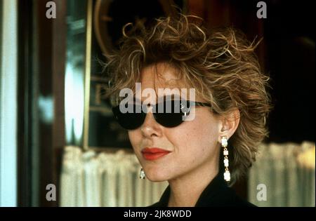 Annette Bening film The grifters (1990) personnages : Myra Langtry réalisateur : Stephen Frears 14 septembre 1990 **AVERTISSEMENT** cette photographie est réservée à un usage éditorial et est protégée par le copyright de PALACE films et/ou du photographe désigné par le film ou la société de production et ne peut être reproduite que par des publications en liaison avec la promotion du film ci-dessus. Un crédit obligatoire pour PALACE films est requis. Le photographe doit également être crédité lorsqu'il est connu. Aucune utilisation commerciale ne peut être accordée sans autorisation écrite de The film Company. Banque D'Images