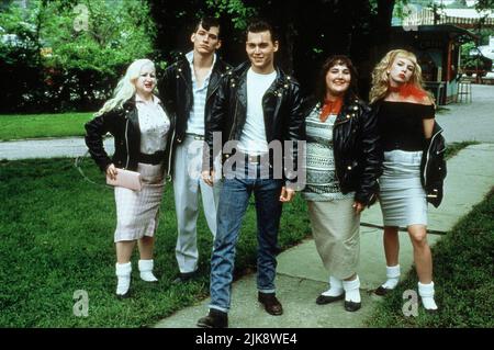 Johnny Depp, Ricki Lake, Traci Lords film: Cry-Baby; Cry Baby (1990) personnages: Wade 'Cry-Baby' Walker,Pepper Walker,Wanda Woodward Directeur: John Waters 06 avril 1990 **AVERTISSEMENT** cette photographie est destinée à un usage éditorial exclusif et est le droit d'auteur d'UNIVERSAL et/ou du photographe attribué par la Société de film ou de production et ne peut être reproduite que par des publications en conjonction avec la promotion du film ci-dessus. Un crédit obligatoire pour UNIVERSEL est requis. Le photographe doit également être crédité lorsqu'il est connu. Aucune utilisation commerciale ne peut être accordée sans l'autorisation écrite de film Compas Banque D'Images