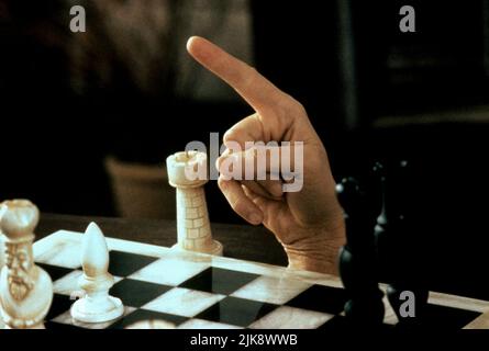 Thing Plays Chess film The Addams Family (1991) réalisateur : Barry Sonnenfeld 22 novembre 1991 **AVERTISSEMENT** cette photographie est à usage éditorial exclusif et est la propriété de PARAMOUNT et/ou du photographe désigné par le film ou la société de production et ne peut être reproduite que par des publications en liaison avec la promotion du film ci-dessus. Un crédit obligatoire à PARAMOUNT est requis. Le photographe doit également être crédité lorsqu'il est connu. Aucune utilisation commerciale ne peut être accordée sans autorisation écrite de The film Company. Banque D'Images