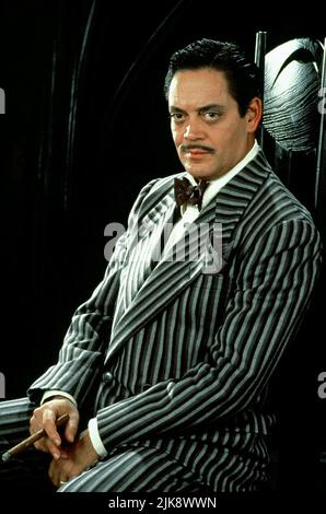 Raul Julia film: La famille Addams (1991) personnages: Gomez Addams Directeur: Barry Sonnenfeld 22 novembre 1991 **AVERTISSEMENT** cette photographie est destinée à un usage éditorial exclusif et est le copyright de PARAMOUNT et/ou du photographe assigné par la Société de film ou de production et ne peut être reproduite que par des publications en conjonction avec la promotion du film ci-dessus. Un crédit obligatoire pour PARAMOUNT est requis. Le photographe doit également être crédité lorsqu'il est connu. Aucune utilisation commerciale ne peut être accordée sans l'autorisation écrite de la Société du film. Banque D'Images