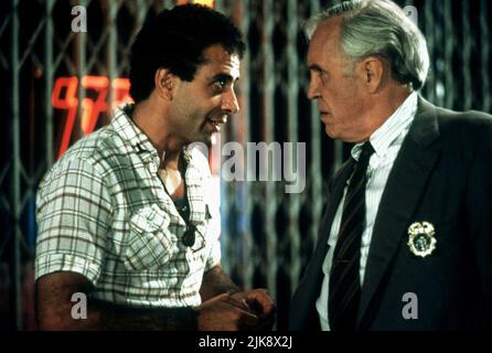 Tony Shalhoub, Jason Robards film: Quick change (1990) personnages: CAB Driver, Chief Rotzinger Director: Howard Franklin 13 juillet 1990 **AVERTISSEMENT** cette photographie est destinée à un usage éditorial exclusif et est le copyright de WARNER BROS et/ou le photographe assigné par la Société de film ou de production et ne peut être reproduite que par des publications dans le cadre de la promotion du film ci-dessus. Un crédit obligatoire pour WARNER BROS est requis. Le photographe doit également être crédité lorsqu'il est connu. Aucune utilisation commerciale ne peut être accordée sans l'autorisation écrite de la Société du film. Banque D'Images