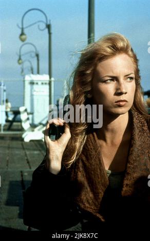 Traci Lords film Ice (1991) personnages : Ellen Reed réalisateur : Brook Yeaton 15 juin 1994 **AVERTISSEMENT** cette photographie est pour usage éditorial seulement et est la propriété de PM Ent. Et/ou le photographe désigné par le film ou la société de production et ne peuvent être reproduits que par des publications en liaison avec la promotion du film ci-dessus. Un crédit obligatoire pour PM Ent. est obligatoire. Le photographe doit également être crédité lorsqu'il est connu. Aucune utilisation commerciale ne peut être accordée sans autorisation écrite de The film Company. Banque D'Images