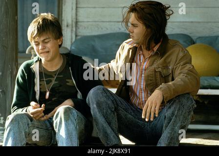 Leonardo Dicaprio & Johnny Depp film What'S Eating Gilbert Grape (USA 1993) personnages : Arnie Grape & Gilbert Grape réalisateur : Lasse Hallström 01 octobre 1993 **AVERTISSEMENT** cette photographie est à usage éditorial exclusif et est la propriété de PARAMOUNT et/ou du photographe assigné par le film ou la société de production et ne peut être reproduite que par des publications en liaison avec la promotion du film ci-dessus. Un crédit obligatoire à PARAMOUNT est requis. Le photographe doit également être crédité lorsqu'il est connu. Aucune utilisation commerciale ne peut être accordée sans autorisation écrite de The film Company. Banque D'Images