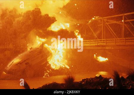 Plane Crash into Bridge film Accidental Hero (USA 1992) réalisateur : Stephen Frears 02 octobre 1992 **AVERTISSEMENT** cette photographie est à usage éditorial exclusif et est la propriété de COLUMBIA et/ou du photographe désigné par The film or production Company et ne peut être reproduite que par des publications en liaison avec la promotion du film ci-dessus. Un crédit obligatoire à COLUMBIA est requis. Le photographe doit également être crédité lorsqu'il est connu. Aucune utilisation commerciale ne peut être accordée sans autorisation écrite de The film Company. Banque D'Images
