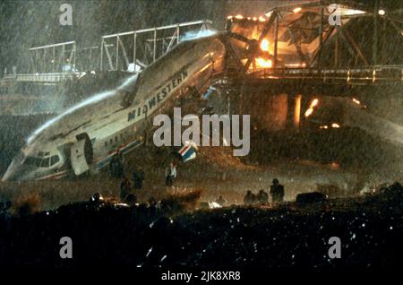 Avion Crash Scene film Accidental Hero (USA 1992) réalisateur : Stephen Frears 02 octobre 1992 **AVERTISSEMENT** cette photographie est à usage éditorial exclusif et est la propriété de COLUMBIA et/ou du photographe désigné par The film or production Company et ne peut être reproduite que par des publications en liaison avec la promotion du film ci-dessus. Un crédit obligatoire à COLUMBIA est requis. Le photographe doit également être crédité lorsqu'il est connu. Aucune utilisation commerciale ne peut être accordée sans autorisation écrite de The film Company. Banque D'Images