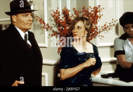 Stacy Keach & Carrie Snodgress film: Mission du Shark: La saga des États-Unis Indianapolis (1991) personnages: Capitaine Charles Butler McVay, Louise McVay Directeur: Robert Iscove 28 septembre 1991 **AVERTISSEMENT** cette photographie est à usage éditorial exclusif et est le droit d'auteur de CBS et/ou le photographe assigné par la Société du film ou de la production et ne peut être reproduite que par des publications dans le cadre de la promotion du film ci-dessus. Un crédit obligatoire pour CBS est requis. Le photographe doit également être crédité lorsqu'il est connu. Aucune utilisation commerciale ne peut être accordée sans autorisation écrite de Banque D'Images