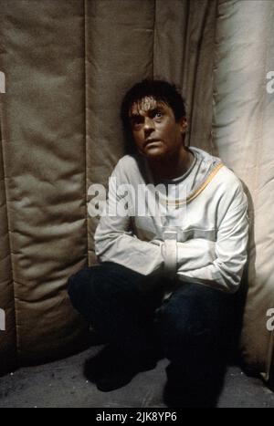 Sam Neill film in the Mouth of Madness (1994) réalisateur : John Carpenter 01 décembre 1994 **AVERTISSEMENT** cette photographie est à usage éditorial exclusif et est protégée par les droits d'auteur de NEW LINE et/ou du photographe désigné par le film ou la société de production et ne peut être reproduite que par des publications en liaison avec la promotion du film ci-dessus. Un crédit obligatoire pour LA NOUVELLE LIGNE est requis. Le photographe doit également être crédité lorsqu'il est connu. Aucune utilisation commerciale ne peut être accordée sans autorisation écrite de The film Company. Banque D'Images