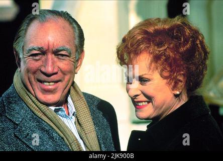 Anthony Quinn & Maureen O'Hara film: Seulement The Lonely (USA 1991) personnages: Nick Acropolis, Rose Muldoon Directeur: Chris Columbus 24 mai 1991 **AVERTISSEMENT** cette photographie est destinée à un usage éditorial exclusif et est le copyright de 20th CENTURY KOX et/ou le photographe assigné par la Société de film ou de production et ne peut être reproduite que par des publications en conjonction avec la promotion du film ci-dessus. Un crédit obligatoire pour 20th CENTURY KOX est requis. Le photographe doit également être crédité lorsqu'il est connu. Aucune utilisation commerciale ne peut être accordée sans l'autorisation écrite de la Société du film. Banque D'Images