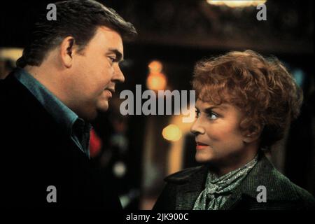 John Candy & Maureen O'Hara film: Only the Lonely (USA 1991) personnages: Danny Muldoon, Rose Muldoon Directeur: Chris Columbus 24 mai 1991 **AVERTISSEMENT** cette photographie est destinée à un usage éditorial exclusif et est le copyright de 20th CENTURY KOX et/ou le photographe assigné par la Société de film ou de production et ne peut être reproduite que par des publications en conjonction avec la promotion du film ci-dessus. Un crédit obligatoire pour 20th CENTURY KOX est requis. Le photographe doit également être crédité lorsqu'il est connu. Aucune utilisation commerciale ne peut être accordée sans l'autorisation écrite de la Société du film. Banque D'Images