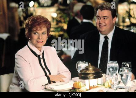 Maureen O'Hara & John Candy film: Only the Lonely (USA 1991) personnages: Rose Muldoon, Danny Muldoon Directeur: Chris Columbus 24 mai 1991 **AVERTISSEMENT** cette photographie est destinée à un usage éditorial exclusif et est le copyright de 20th CENTURY KOX et/ou le photographe assigné par la Société de film ou de production et ne peut être reproduite que par des publications en conjonction avec la promotion du film ci-dessus. Un crédit obligatoire pour 20th CENTURY KOX est requis. Le photographe doit également être crédité lorsqu'il est connu. Aucune utilisation commerciale ne peut être accordée sans l'autorisation écrite de la Société du film. Banque D'Images