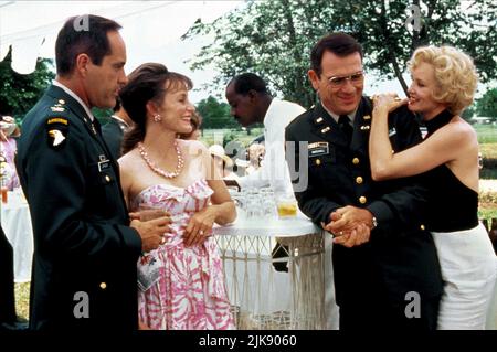 Powers Boothe, Carrie Snodgress, Tommy Lee Jones & Jessica Lange film: Blue Sky (USA 1994) personnages: Col. Vincent 'Vince' Johnson, Vera Johnson, Maj. Henry 'Hank' Marshall, Carly Marshall Directeur: Tony Richardson 24 août 1994 **AVERTISSEMENT** cette photographie est destinée à un usage éditorial exclusif et est protégée par les droits d'auteur des IMAGES ORION et/ou du photographe assigné par la Société de film ou de production et ne peut être reproduite que par des publications en conjonction avec la promotion du film ci-dessus. Un crédit obligatoire pour LES IMAGES ORION est requis. Le photographe doit également être crédité lorsqu'il est connu. Pas de comm Banque D'Images