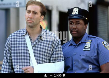 Nicolas cage & Wendell Pierce film: Ça pourrait vous arriver (1990) personnages: Charlie Lang, Bo Williams Directeur: Andrew Bergman 29 juillet 1994 **AVERTISSEMENT** cette photographie est à usage éditorial exclusif et est le droit d'auteur de TRISTAR et/ou le photographe assigné par la Société de film ou de production et ne peut être reproduite que par des publications dans le cadre de la promotion du film ci-dessus. Un crédit obligatoire pour TRISTAR est requis. Le photographe doit également être crédité lorsqu'il est connu. Aucune utilisation commerciale ne peut être accordée sans l'autorisation écrite de la Société du film. Banque D'Images