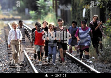 Devon Sawa, Shawna Waldron & Todd Bosley film: Little Giants (1994) personnages: Junior Floyd, Becky O'Shea, Jake Berman Directeur: Duwayne Dunham 14 octobre 1994 **AVERTISSEMENT** cette photographie est destinée à un usage éditorial exclusif et est protégée par les droits d'auteur de WARNER BROS et/ou du photographe attribué par la Société de film ou de production et ne peut être reproduite que par des publications dans le cadre de la promotion du film ci-dessus. Un crédit obligatoire pour WARNER BROS est requis. Le photographe doit également être crédité lorsqu'il est connu. Aucune utilisation commerciale ne peut être accordée sans l'autorisation écrite de la Société du film. Banque D'Images