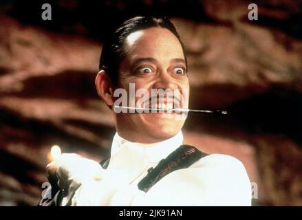 Raul Julia film: Addams Family Values (USA 1993) personnages: Gomez Addams Director: Barry Sonnenfeld 19 novembre 1993 **AVERTISSEMENT** cette photographie est destinée à un usage éditorial exclusif et est protégée par les droits d'auteur des IMAGES DE PARAMOUNT et/ou du photographe attribué par la Société de film ou de production et ne peut être reproduite que par des publications en conjonction avec la promotion du film ci-dessus. Un crédit obligatoire pour LES PHOTOS PARAMOUNT est requis. Le photographe doit également être crédité lorsqu'il est connu. Aucune utilisation commerciale ne peut être accordée sans l'autorisation écrite de la Société du film. Banque D'Images