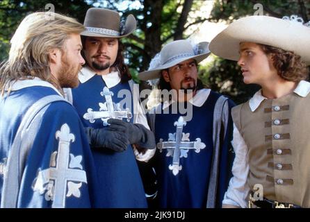 Kiefer Sutherland, Charlie Sheen, Chris O'Donnell & Oliver Platt film: The Three Musketeers (USA/AUS/UK 1993) personnages: Athos, Aramis, d'Artagnan, Porthos Directeur: Stephen Herek 12 novembre 1993 **AVERTISSEMENT** cette photographie est à usage éditorial exclusif et est le droit d'auteur de DISNEY et/ou le photographe assigné par la Société de film ou de production et ne peut être reproduite que par des publications en conjonction avec la promotion du film ci-dessus. Un crédit obligatoire pour DISNEY est requis. Le photographe doit également être crédité lorsqu'il est connu. Aucune utilisation commerciale ne peut être accordée sans autorisation écrite Banque D'Images