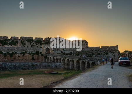 Vue emblématique du château de Methoni vers la mer Ionienne au coucher du soleil. Le château de Methoni est le plus grand et le plus grand de la Méditerranée, en Europe Banque D'Images