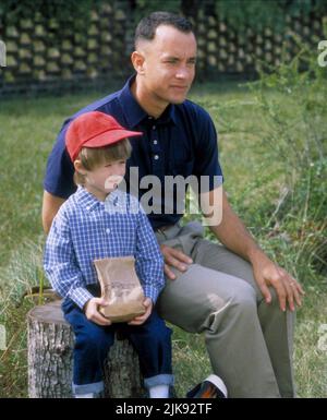 Haley Joel Osment & Tom Hanks film: Forrest Gump (USA 1994) personnages: Forrest Junior, Forrest Gump Directeur: Robert Zemeckis 23 juin 1994 **AVERTISSEMENT** cette photographie est destinée à un usage éditorial exclusif et est le copyright de PARAMOUNT et/ou du photographe assigné par la Société de film ou de production et ne peut être reproduite que par des publications en conjonction avec la promotion du film ci-dessus. Un crédit obligatoire pour PARAMOUNT est requis. Le photographe doit également être crédité lorsqu'il est connu. Aucune utilisation commerciale ne peut être accordée sans l'autorisation écrite de la Société du film. Banque D'Images