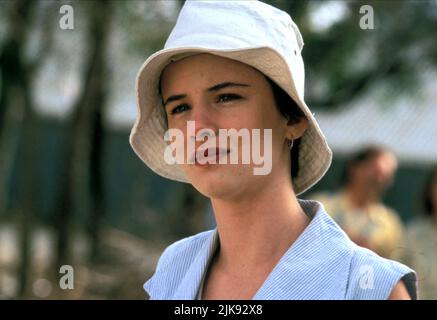 Juliette Lewis film: Quoi manger Gilbert Grape (USA 1993) personnages: Becky Director: Lasse Hallström 01 octobre 1993 **AVERTISSEMENT** cette photographie est à usage éditorial exclusif et est le copyright de PARAMOUNT et/ou du photographe assigné par la Société de film ou de production et ne peut être reproduite que par des publications en conjonction avec la promotion du film ci-dessus. Un crédit obligatoire pour PARAMOUNT est requis. Le photographe doit également être crédité lorsqu'il est connu. Aucune utilisation commerciale ne peut être accordée sans l'autorisation écrite de la Société du film. Banque D'Images