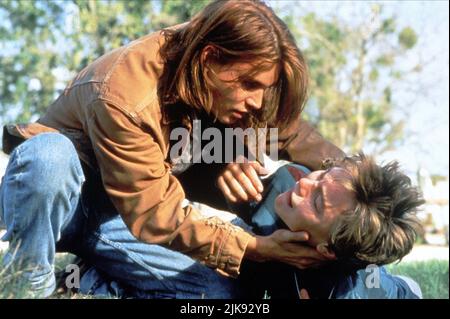 Johnny Depp & Leonardo Dicaprio film What'S Eating Gilbert Grape (USA 1993) personnages : Gilbert Grape, Arnie Grape réalisateur : Lasse Hallström 01 octobre 1993 **AVERTISSEMENT** cette photographie est à usage éditorial exclusif et est la propriété de PARAMOUNT et/ou du photographe assigné par le film ou la société de production et ne peut être reproduite que par des publications en liaison avec la promotion du film ci-dessus. Un crédit obligatoire à PARAMOUNT est requis. Le photographe doit également être crédité lorsqu'il est connu. Aucune utilisation commerciale ne peut être accordée sans autorisation écrite de The film Company. Banque D'Images