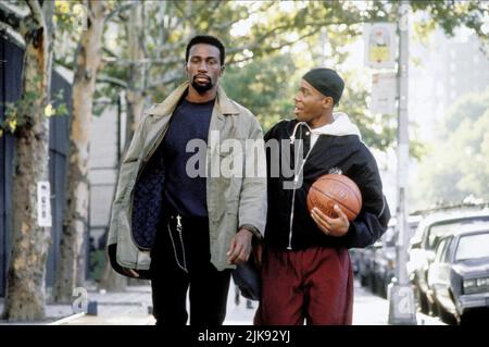 Leon Robinson & Duane Martin film: Above the Rim (USA 1994) personnages: Shep, Kyle Lee Watson Directeur: Jeff Pollack 23 mars 1994 **AVERTISSEMENT** cette photographie est à usage éditorial exclusif et est le droit d'auteur d'UN NOUVEAU CINÉMA DE LIGNE et/ou du photographe assigné par la Société de film ou de production et ne peut être reproduite que par des publications dans le cadre de la promotion du film ci-dessus. Un crédit obligatoire pour UNE NOUVELLE LIGNE DE CINÉMA est requis. Le photographe doit également être crédité lorsqu'il est connu. Aucune utilisation commerciale ne peut être accordée sans l'autorisation écrite de la Société du film. Banque D'Images