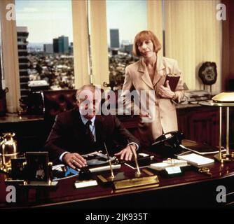 Dabney Coleman & Lily Tomlin film: The Beverly Hillbillies (USA 1993) personnages: Milburn Drysdale, Mlle Jane Hathaway Directeur: Penelope Spheeris 15 octobre 1993 **AVERTISSEMENT** cette photographie est destinée à un usage éditorial exclusif et est protégée par les droits d'auteur de 20th CENTURY FOX et/ou du photographe attribué par la Société de film ou de production et ne peut être reproduite que par des publications dans le cadre de la promotion du film ci-dessus. Un crédit obligatoire à 20th CENTURY FOX est requis. Le photographe doit également être crédité lorsqu'il est connu. Aucune utilisation commerciale ne peut être accordée sans l'autorisation écrite du fil Banque D'Images