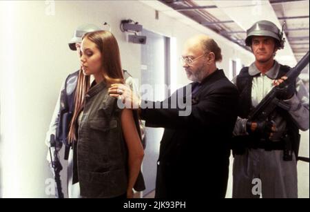 Angelina jolie & Allen Garfield film Cyborg 2 (1993) personnages : Casella 'Cash' Reese, Martin Dunn réalisateur : Michael Schroeder 24 novembre 1993 **AVERTISSEMENT** cette photographie est à usage éditorial exclusif et est la propriété de TRIMARK PICTURES et/ou du photographe assigné par la société de production et ne peut être reproduite que par des publications en liaison avec la promotion du film ci-dessus. Un crédit obligatoire pour TRIMARK PICTURES est requis. Le photographe doit également être crédité lorsqu'il est connu. Aucune utilisation commerciale ne peut être accordée sans autorisation écrite de The film Company. Banque D'Images