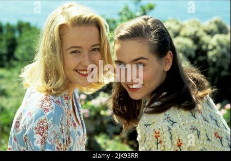 Jennifer Ehle & Tara Fitzgerald Television : The Chamomile Lawn (1993) personnages : Calypso,Polly 05 mars 1992 **AVERTISSEMENT** cette photographie est destinée à un usage éditorial exclusif et est protégée par les droits d'auteur des FILMS DE TITRE DE TRAVAIL et/ou du photographe attribué par la Société de film ou de production et ne peut être reproduite que par des publications dans le cadre de la promotion du film ci-dessus. Un crédit obligatoire pour LES FILMS DE TITRE DE TRAVAIL est requis. Le photographe doit également être crédité lorsqu'il est connu. Aucune utilisation commerciale ne peut être accordée sans l'autorisation écrite de la Société du film. Banque D'Images