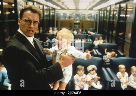 Arnold Schwarzenegger & Baby film: Junior (1994) personnages: Dr. Alex Hesse & Director: Ivan Reitman 23 novembre 1994 **AVERTISSEMENT** cette photographie est destinée à un usage éditorial exclusif et est le droit d'auteur d'UNIVERSAL et/ou du photographe assigné par la Société du film ou de la production et ne peut être reproduite que par des publications dans le cadre de la promotion du film ci-dessus. Un crédit obligatoire pour UNIVERSEL est requis. Le photographe doit également être crédité lorsqu'il est connu. Aucune utilisation commerciale ne peut être accordée sans l'autorisation écrite de la Société du film. Banque D'Images