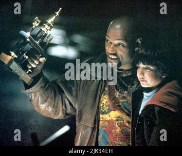 Laurence Fishburne & Max Pomeranc film: Recherche de Bobby Fisher (USA 1993) personnages: Vinnie & Josh Waitzkin Directeur: Steven Zaillian 11 août 1993 **AVERTISSEMENT** cette photographie est destinée à un usage éditorial exclusif et est le droit d'auteur des ENTREPRISES MIRAGE et/ou du photographe assigné par la Société de film ou de production et ne peut être reproduite que par des publications dans le cadre de la promotion du film ci-dessus. Un crédit obligatoire pour LES ENTREPRISES MIRAGE est requis. Le photographe doit également être crédité lorsqu'il est connu. Aucune utilisation commerciale ne peut être accordée sans l'autorisation écrite du film COM Banque D'Images