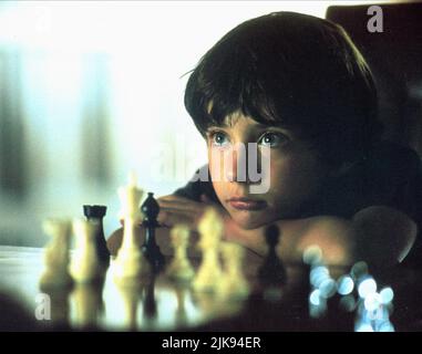 Max Pomeranc film recherche Bobby Fisher (USA 1993) personnages : Josh Waitzkin réalisateur : Steven Zaillian 11 août 1993 **AVERTISSEMENT** cette photographie est réservée à un usage éditorial et est protégée par les droits d'auteur de MIRAGE ENTERPRISES et/ou du photographe désigné par The film or production Company et ne peut être reproduite que par des publications en liaison avec la promotion du film ci-dessus. Un crédit obligatoire pour MIRAGE ENTERPRISES est requis. Le photographe doit également être crédité lorsqu'il est connu. Aucune utilisation commerciale ne peut être accordée sans autorisation écrite de The film Company. Banque D'Images