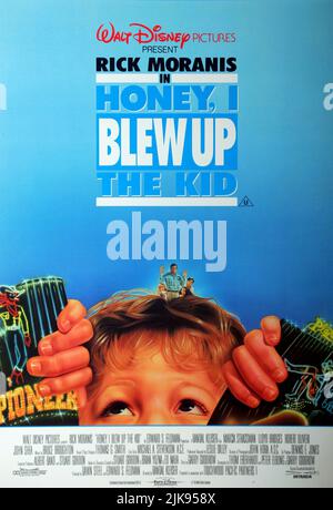 Joshua Shalikar et Rick Moranis Poster film: Honey, I Bew Up the Kid (USA 1992) Directeur: Randal Kleiser 17 juillet 1992 **AVERTISSEMENT** cette photographie est destinée à un usage éditorial exclusif et est protégée par les droits d'auteur de WALT DISNEY PICTURES et/ou du photographe attribué par la société film ou production et ne peut être reproduite que par des publications dans le cadre de la promotion du film ci-dessus. Un crédit obligatoire pour LES IMAGES DE WALT DISNEY est requis. Le photographe doit également être crédité lorsqu'il est connu. Aucune utilisation commerciale ne peut être accordée sans l'autorisation écrite de la Société du film. Banque D'Images