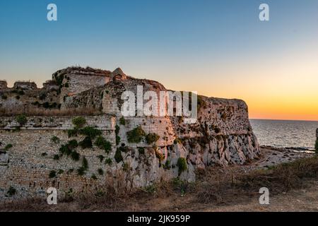 Vue emblématique du château de Methoni vers la mer Ionienne au coucher du soleil. Le château de Methoni est le plus grand et le plus grand de la Méditerranée, en Europe Banque D'Images