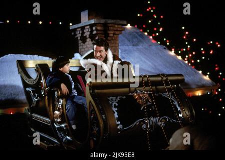 Eric Lloyd & Tim Allen film The Santa clause (USA 1994) personnages : & Scott Calvin réalisateur : John Pasquin 11 novembre 1994 **AVERTISSEMENT** cette photographie est réservée à un usage éditorial et est protégée par les droits d'auteur de DISNEY et/ou du photographe assigné par la société de production et ne peut être reproduite que par des publications dans le cadre de la promotion du film ci-dessus. Un crédit DISNEY obligatoire est requis. Le photographe doit également être crédité lorsqu'il est connu. Aucune utilisation commerciale ne peut être accordée sans autorisation écrite de The film Company. Banque D'Images