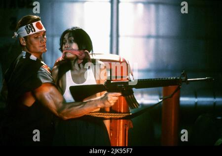 Dolph Lundgren & TIA Carrere film: Showdown in Little Tokyo (USA 1991) personnages: Sgt. Chris Kenner et Minako Okeya Directeur : Mark L. Lester 23 août 1991 **AVERTISSEMENT** cette photographie est à usage éditorial exclusif et est protégée par les droits d'auteur de WARNER BROS. Et/ou du photographe assigné par la Société de film ou de production et ne peut être reproduite que par des publications dans le cadre de la promotion du film ci-dessus. Un crédit obligatoire pour WARNER BROS est requis. Le photographe doit également être crédité lorsqu'il est connu. Aucune utilisation commerciale ne peut être accordée sans l'autorisation écrite de la Société du film. Banque D'Images