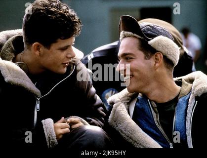 Sean Astin & Harry Conick Jnr film: Memphis Belle (UK/USA/JP 1990) personnages: Sgt. Richard « Rascal » Moore et Directeur : Michael Caton-Jones 07 septembre 1990 **AVERTISSEMENT** cette photographie est destinée à un usage éditorial exclusif et est protégée par les droits d'auteur de WARNER BROS. Et/ou du photographe attribué par la Société de film ou de production et ne peut être reproduite que par des publications en conjonction avec la promotion du film ci-dessus. Un crédit obligatoire pour WARNER BROS est requis. Le photographe doit également être crédité lorsqu'il est connu. Aucune utilisation commerciale ne peut être accordée sans l'autorisation écrite de la Société du film. Banque D'Images