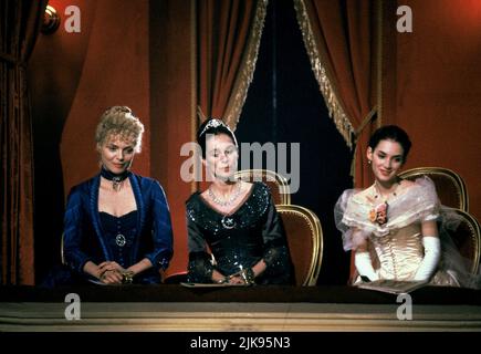 Michelle Pfeiffer, Geraldine Chaplin & Winona Ryder film: The Age of innocence (1993) personnages: Ellen Olenska,Mme Welland & May Welland Directeur: Martin Scorsese 31 août 1993 **AVERTISSEMENT** cette photographie est à usage éditorial seulement et est le droit d'auteur de COLUMBIA et/ou le photographe assigné par la Société de film ou de production et ne peut être reproduite que par des publications dans le cadre de la promotion du film ci-dessus. Un crédit obligatoire pour LA COLOMBIE est requis. Le photographe doit également être crédité lorsqu'il est connu. Aucune utilisation commerciale ne peut être accordée sans l'autorisation écrite de l'IF Banque D'Images