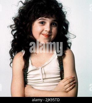 Alisan porter film: Curly Sue (1992) personnages: Curly Sue Directeur: John Hughes 26 octobre 1991 **AVERTISSEMENT** cette photographie est destinée à un usage éditorial exclusif et est le copyright de WARNER BROS et/ou le photographe assigné par la Société de film ou de production et ne peut être reproduite que par des publications dans le cadre de la promotion du film ci-dessus. Un crédit obligatoire pour WARNER BROS est requis. Le photographe doit également être crédité lorsqu'il est connu. Aucune utilisation commerciale ne peut être accordée sans l'autorisation écrite de la Société du film. Banque D'Images