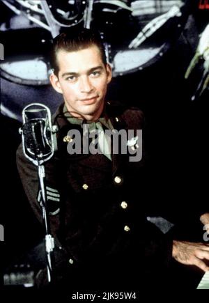 Harry Connick Jr film: Memphis Belle (UK/USA/JP 1990) Directeur: Michael Caton-Jones 07 septembre 1990 **AVERTISSEMENT** cette photographie est destinée à un usage éditorial exclusif et est protégée par les droits d'auteur de WARNER BROS. Et/ou du photographe attribué par la Société de film ou de production et ne peut être reproduite que par des publications en conjonction avec la promotion du film ci-dessus. Un crédit obligatoire pour WARNER BROS est requis. Le photographe doit également être crédité lorsqu'il est connu. Aucune utilisation commerciale ne peut être accordée sans l'autorisation écrite de la Société du film. Banque D'Images